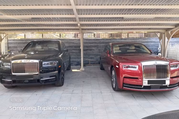 Theo tìm hiểu, đây chính chiếc xe siêu sang Rolls-Royce Phantom VIII đầu tiên cập bến Việt Nam hồi đầu năm 2019 và thuộc phiên bản trục cơ sở dài EWB. Xe có ngoại thất sơn màu đỏ nổi bật đi kèm với khoang nội thất màu nâu be kết hợp gỗ nâu sang trọng và độc đáo.