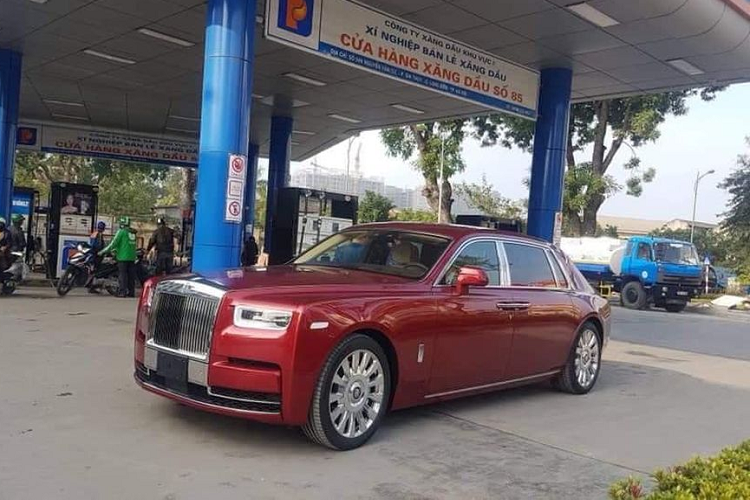 Roll-Royce Phantom VIII sở hữu khối động cơ V12 turbo 6.75L, sản sinh công suất 563 mã lực và mô-men xoắn 900Nm. Đi kèm hệ dẫn động 4 bánh tiêu chuẩn và hộp số ZF tự động 8 cấp tích hợp hệ thống hỗ trợ vệ tinh SAT. Mặc dù nặng tới 2,7 tấn, nó vẫn có thể tăng tốc từ 0-100km/h chỉ trong 5,3 giây, nhanh hơn 0,4 giây so với ‘’người tiền nhiệm’’. Giá xe Rolls-Royce Phantom VIII chính hãng tại Việt Nam không dưới 70 tỷ đồng.