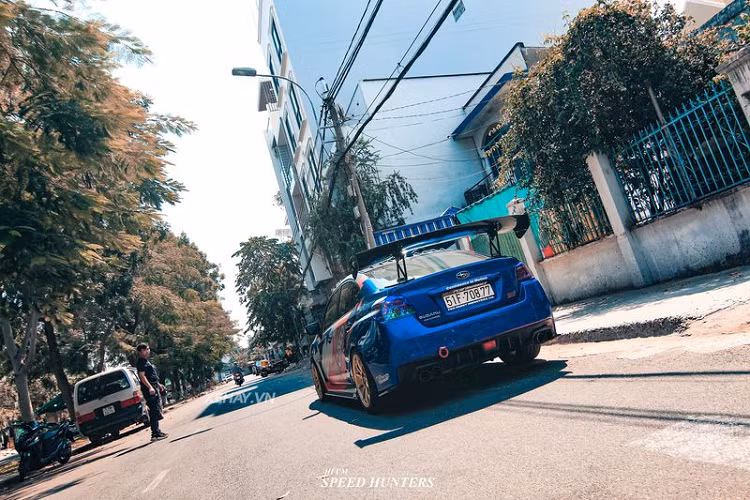 Về truyền động, Subaru WRX STI được trang bị khối động cơ Boxer 4 xy-lanh nằm ngang, tăng áp 2.5L mạnh mẽ với công suất tối đa 305 mã lực và 407 Nm mô-men xoắn, đi kèm với đó là trang bị hộp số sàn 6 cấp.