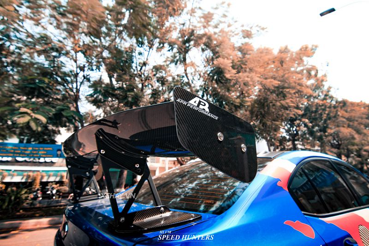 Bên cạnh đó, xe đã được chủ nhân độ lại rất nhiều chi tiết nhằm tôn lên vẻ đẹp đến từ phần hiệu suất của xe như bộ líp ở phía trước, hông và phía sau; cánh gió cỡ lớn hiệu Voltex; bộ mâm màu vàng đồng kèm bộ phanh đĩa brembo...