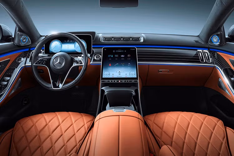 Nếu muốn sở hữu màn hình đo 3D mới, chủ xe sẽ phải chi thêm 1.360 USD. Màn hình trên kính lái hỗ trợ nội dung thực tế (cần có màn hình 3D) sẽ thêm 4.108 USD vào giá bán. Trong khi đó, hệ thống MBUX mới với khả năng nhận diện thao tác lái của người lái qua camera và thuật toán nâng cao có giá 741 USD. Hệ thống đèn nội thất gồm 250 bóng LED có giá 1.085 USD.