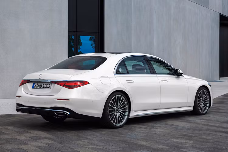 Mercedes-Benz vừa công bố giá bán chính thức cho S-Class 2021 tại thị trường châu Âu và bắt đầu nhận đơn đặt hàng. Giá xe Mercedes-Benz S-Class 2021 khởi điểm từ 110.724 USD (khoảng hơn 2,5 tỷ đồng). Mức giá này chỉ dành cho bản tiêu chuẩn và tất nhiên không gồm các công nghệ và tính năng cao cấp nhất.