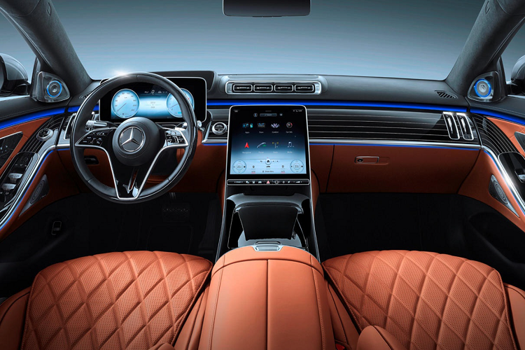 Nếu muốn sở hữu màn hình đo 3D mới, chủ xe sẽ phải chi thêm 1.360 USD. Màn hình trên kính lái hỗ trợ nội dung thực tế (cần có màn hình 3D) sẽ thêm 4.108 USD vào giá bán. Trong khi đó, hệ thống MBUX mới với khả năng nhận diện thao tác lái của người lái qua camera và thuật toán nâng cao có giá 741 USD. Hệ thống đèn nội thất gồm 250 bóng LED có giá 1.085 USD.