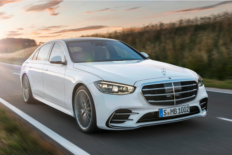 Mercedes-Benz cũng cung cấp bản động cơ diesel và biến thể S-Class 2021 rẻ hơn tại thị trường châu Âu. Trong khi đó, S-Class 500 4MATIC mới có giá khởi điểm từ 139.523 USD