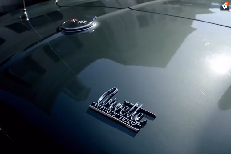 Ở bộ phim của Leno, ông Joe Biden tự tin khoe rằng đã từng lái chiếc Corvette Stingray lên tới tốc độ 257 km/h. Mới đây nhất vào tháng 8 trong vai trò người đại diện đảng Dân Chủ tham gia tranh cử Tổng thống Mỹ, ông Joe Biden tiếp tục xuất hiện cạnh chiếc xe Corvette Stingray trong một đoạn video được quay trên đường đến điền trang Wilmington. Tại đây, ông Biden nói rằng chiếc xe mang lại những ký ức về người cha và con trai quá cố Beau. 