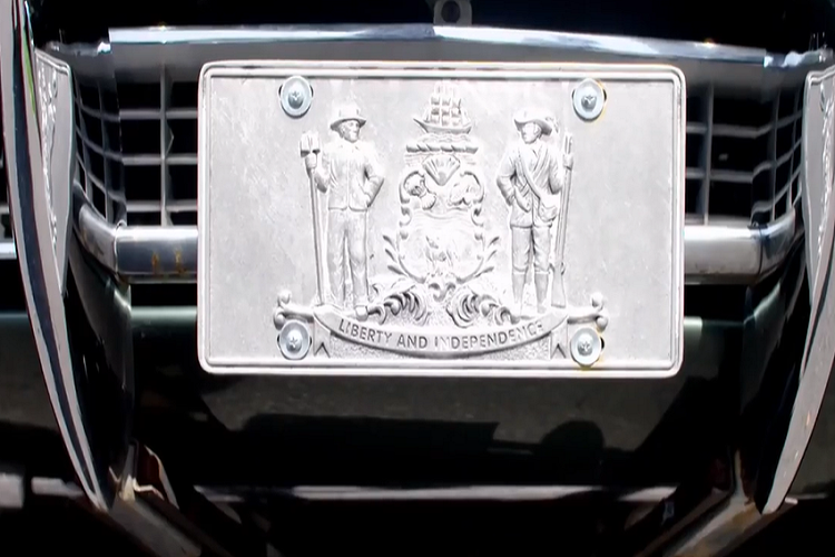 Chiếc Corvette của Joe Biden màu xanh lá cây. Và mỗi lần ông xuất hiện cùng chiếc xe này đều là những dịp quan trọng. Trong kỳ bầu cử năm 2016, ông Biden đã trực tiếp lái chiếc xe thể thao này cho một tập phim của Jay Leno's Garage-một KOL sở hữu kênh youtube có hơn 3 triệu lượt theo dõi. 