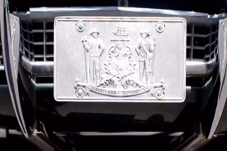 Chiếc Corvette của Joe Biden màu xanh lá cây. Và mỗi lần ông xuất hiện cùng chiếc xe này đều là những dịp quan trọng. Trong kỳ bầu cử năm 2016, ông Biden đã trực tiếp lái chiếc xe thể thao này cho một tập phim của Jay Leno's Garage-một KOL sở hữu kênh youtube có hơn 3 triệu lượt theo dõi. 