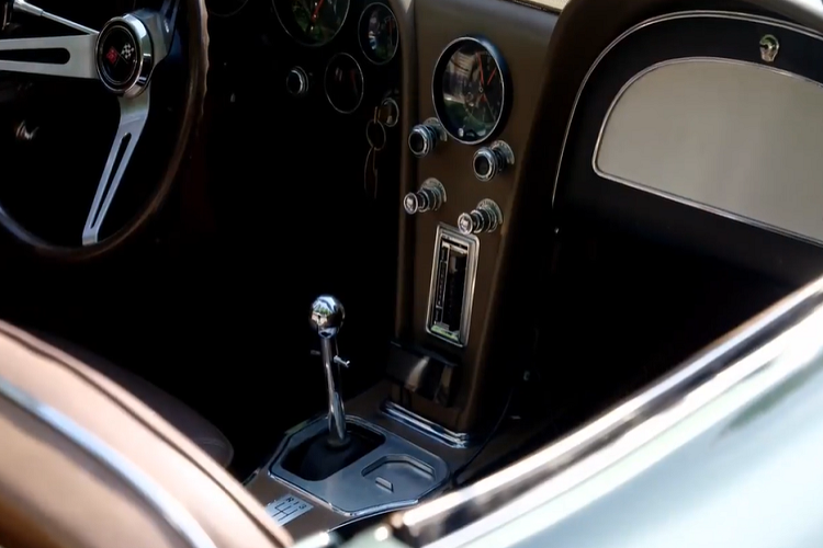 Với việc xuất hiện cùng chiếc xe yêu thích trong chiến dịch tranh cử, ông Joe Biden ngầm cho công chúng thấy rằng mình là người ủng hộ tương lai của ngành sản xuất ô tô Mỹ. Thậm chí đoạn cuối clip, ông còn để lại một thông tin khá mới mẻ. "Nhân tiện, họ nói với tôi rằng đang chế tạo một chiếc Corvette chạy điện có thể đi được 321 km/h, và nếu đó là sự thật, tôi rất mong được lái một chiếc như vậy”, ông Biden nói. 