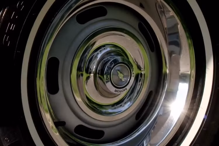 Chevrolet Corvette (C2) là thế hệ thứ 2 của mẫu xe thể thao Corvette được sản xuất bởi Chevrolet từ năm 1963-1967. Mẫu xe này bắt nguồn từ 2 dự án của GM gồm: phát triển dự án xe đua từ năm 1957 và thiết kế động cơ đặt sau có trọng lượng nhẹ vào năm 1959. 