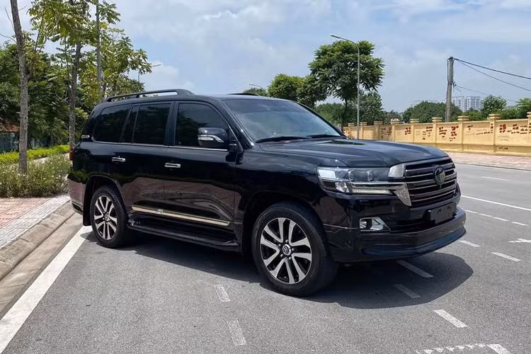 Dòng xe Toyota Land Cruiser có rất nhiều phiên bản động cơ khác nhau, tùy thuộc vào thị trường phân phối. Đa số xe Toyota Land Cruiser tại Việt Nam sử dụng máy xăng V8 4.6L như xe nhập chính hãng và V8 5.7L trên xe nhập từ một số thị trường như Trung Đông. Có một thực tế là các khách hàng đi Land Cruiser thường không bận tâm đến mức tiêu hao nhiên liệu của xe