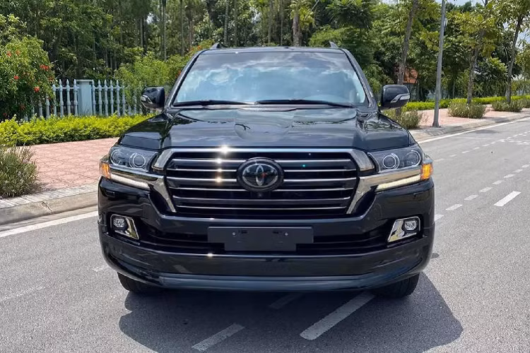 Có một nhóm nhỏ khách hàng đi Land Cruiser lựa chọn các phiên bản máy dầu vì sở thích, chứ không đặt nặng tính kinh tế. Chính vì thế, những chiếc Land Cruiser bản máy dầu được các đơn vị nhập khẩu xe tư nhân đưa về nước, đa số là nhập từ thị trường như châu Âu và Nga. Toyota Land Cruiser máy dầu thường có giá cao hơn Land Cruiser máy xăng.