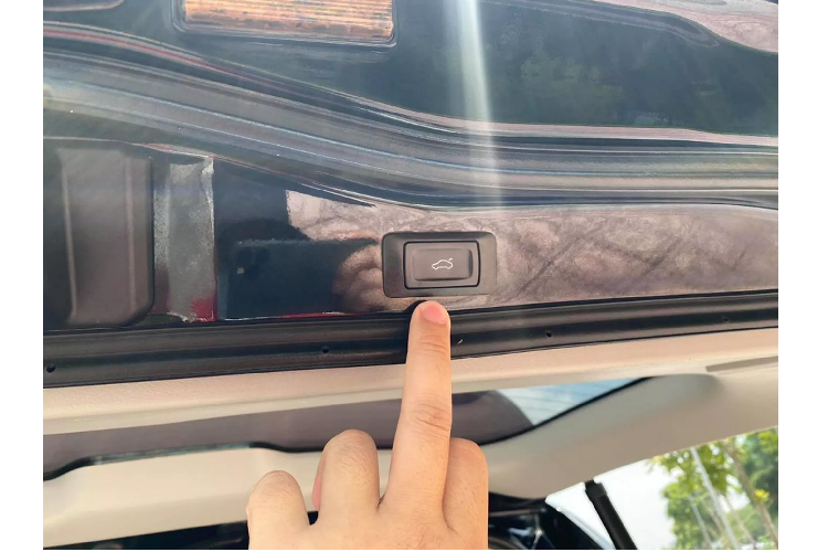 Mặc dù mang “mác” thương hiệu phổ thông, nhưng có một sự thật là Land Cruiser nhập tư thường có giá bán ngang bằng hoặc hơn cả SUV hạng sang.