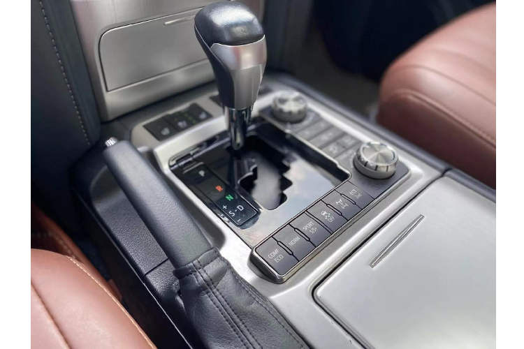 Theo nhà sản xuất, động cơ dầu 4.5L này có mức tiêu thụ nhiên liệu trung bình khoảng 10,5 lít/100km. Mặc dù mang công suất thấp hơn so với phiên bản máy xăng, nhưng máy dầu có lợi thế ở mô-men xoắn cao, thiên về sức kéo. Toyota Land Cruiser Excalibur đi kèm với nhiều trang bị cao cấp như hệ thống treo khí hỗ trợ nâng hạ gầm linh hoạt, nhiều tính năng hỗ trợ đi off-road. Nội thất được bọc da Semi-Aniline cao cấp, trang bị màn hình hiển thị đa thông tin trên màn hình nhỏ ở cụm đồng hồ kiểu analog truyền thống, sử dụng màn hình cỡ lớn 10 inch trung tâm.