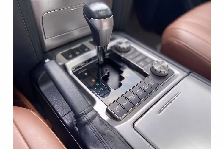 Theo nhà sản xuất, động cơ dầu 4.5L này có mức tiêu thụ nhiên liệu trung bình khoảng 10,5 lít/100km. Mặc dù mang công suất thấp hơn so với phiên bản máy xăng, nhưng máy dầu có lợi thế ở mô-men xoắn cao, thiên về sức kéo. Toyota Land Cruiser Excalibur đi kèm với nhiều trang bị cao cấp như hệ thống treo khí hỗ trợ nâng hạ gầm linh hoạt, nhiều tính năng hỗ trợ đi off-road. Nội thất được bọc da Semi-Aniline cao cấp, trang bị màn hình hiển thị đa thông tin trên màn hình nhỏ ở cụm đồng hồ kiểu analog truyền thống, sử dụng màn hình cỡ lớn 10 inch trung tâm.