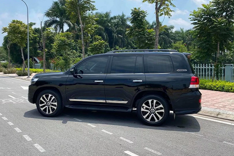 Toyota Land Cruiser đã chinh phục được nhiều khách hàng khá giả bởi nhiều lý do khác nhau như: độ bền, giữ giá, nội thất rộng rãi... Trên thực tế, một số khách có hàng “nhạy cảm” khi sở hữu xe sang vì tính chất công việc, chính vì thế Toyota Land Cruiser là một trong những lựa chọn hàng đầu khi họ quan tâm xe SUV!