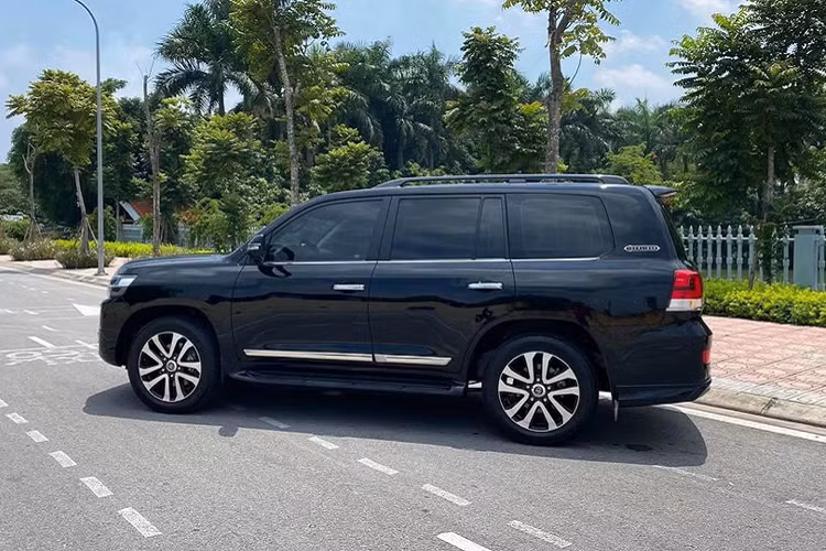 Toyota Land Cruiser đã chinh phục được nhiều khách hàng khá giả bởi nhiều lý do khác nhau như: độ bền, giữ giá, nội thất rộng rãi... Trên thực tế, một số khách có hàng “nhạy cảm” khi sở hữu xe sang vì tính chất công việc, chính vì thế Toyota Land Cruiser là một trong những lựa chọn hàng đầu khi họ quan tâm xe SUV!