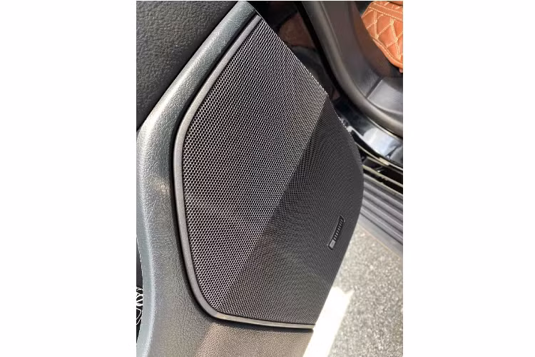 Bên cạnh nhiều trang bị an toàn và hỗ trợ lái hiện đại khác như tính năng cảnh báo điểm mù, cảnh báo va chạm/ phương tiện cắt ngang khi lùi, camera 360 độ… Trang bị trên Land Cruiser Excalibur “bỏ xa” Land Cruiser V8 4.6l nhập chính hãng!