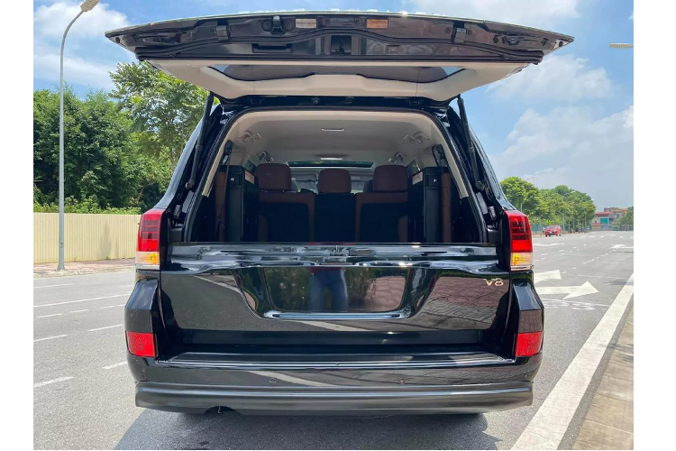 Chiếc Toyota Land Cruiser đời 2018 phiên bản cao cấp “Excalibur” hàng hiếm tại Việt Nam dưới đây là một ví dụ. Phiên bản này được sản xuất dành cho thị trường châu Âu và được nhập khẩu từ Nga. Sau khi lăn bánh khoảng 45.000km, giá xe Toyota Land Cruiser đời 2018 phiên bản “Excalibur” này đang được chào bán 6,350 tỷ đồng. Sử dụng 2 năm, Land Cruiser máy dầu vẫn có giá bán cao hơn một chiếc SUV hạng sang cỡ lớn như Mercedes-Benz GLS 450 4MATIC có giá từ 4,9 tỷ đồng.