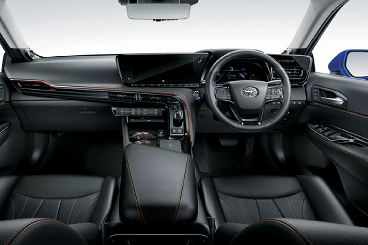 Nội thất Toyota Mirai thiết kế với 5 chỗ ngồi, hướng đến sự thoải mái và thân thiện với người dùng. Xe sử dụng cụm đồng hồ hỗ trợ lái TFT 8 inch, kế bên là màn hình cảm ứng TFT 12,3 inch ở trung tâm bảng điều khiển đảm nhận kết nối, định vị và giải trí. Trang bị bệ tỳ tay cỡ lớn để lái xe thoải mái hơn trên những cung đường dài.