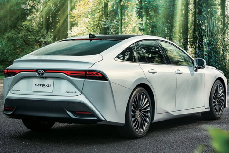 Toyota Mirai còn sở hữu nền tảng khung gầm TNGA-L mới thiên cầu sau, đây là nền tảng sử dụng trên dòng xe như Lexus LS cho phép xe sở hữu không gian nội thất rộng rãi hơn, hướng đến sự thoải mái tối đa cho hàng khách.
