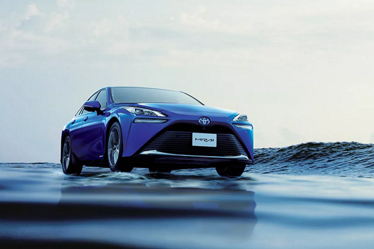 Toyota Mirai 2021 mới sở hữu kích thước (D x R x C): 4.975 x 1.885 x 1.470 mm, đi cùng với chiều dài cơ sở 2.920 mm. Kích thước của Toyota Mirai tương đương với dòng xe Lexus ES hay Toyota Avalon. Ngoại thất của Toyota Mirai được thiết kế theo khái niệm “Silent Dynamism” đề cao sự sang trọng, hấp dẫn của một mẫu sedan nhờ thiết kế phần đầu xe dài và thấp. Xe được trang bị đèn pha Bi-LED, đèn hậu sắc sảo nối liền với nhau. Cửa cốp sau còn được làm gợn lên tương tự như một cánh lướt gió tích hợp liền thân xe.