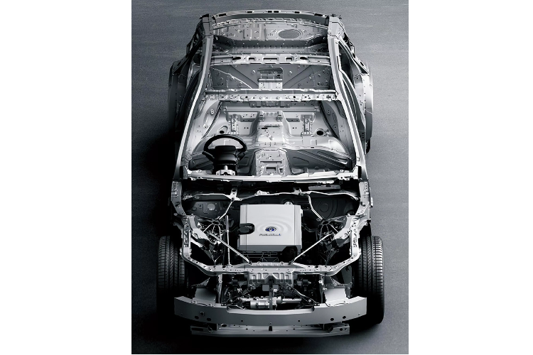 Nền tảng khung gầm TNGA-L giúp Mirai sở hữu trọng tâm thấp và cũng phân bổ trọng lượng giữa hai trục theo tỷ lệ 50:50 – một tỷ lệ hoàn hảo trên xe ô tô. Bên cạnh việc bổ sung các vật liệu cách âm cho phép hấp thụ âm thanh giúp nội thất yên tĩnh hơn.