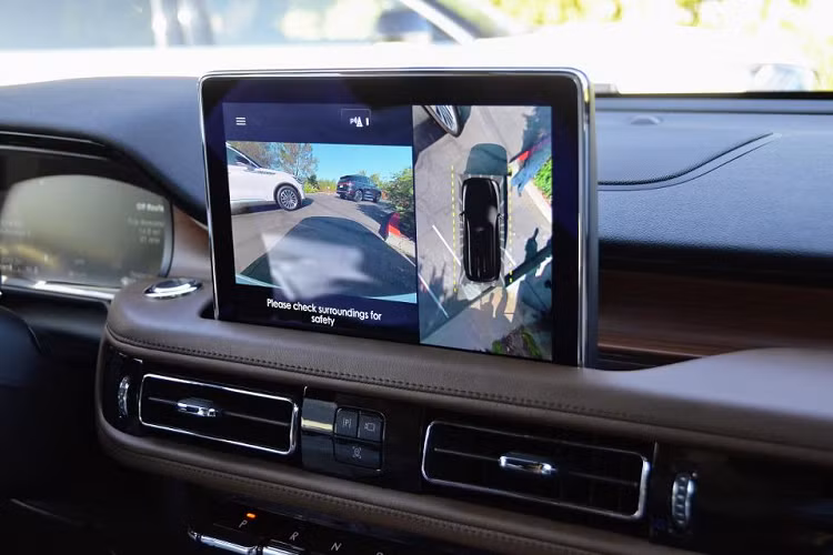 Cuối cùng, thế hệ 2020 của Lincoln Aviator mang lại cho người dùng trải nghiệm lái cũng như mức độ hưởng thụ đa dạng và thú vị cũng như không kém phần yên tĩnh, thoải mái. Tuy không mang lại nhiều trải nghiệm thể thao nhưng rõ ràng, đó không phải những gì nhà sản xuất ô tô Mỹ muốn hướng tới.