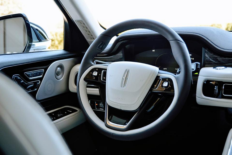 Về động cơ, Lincoln Aviator 2020 mang tới 2 tùy chọn bao gồm khối máy V6 3.0 lít Twin-Turbo với công suất cực đại 400 mã lực và 562 Nm; động cơ plug-in hybrid với cầu hình tương tự và sức mạnh 494 mã lực và 854 Nm mô-men xoắn cực đại. Cả 2 phiên bản sẽ sử dụng chung hộp số tự động 10 cấp cùng tùy chọn hệ dẫn động AWD kèm theo với phiên bản 400 mã và tiêu chuẩn với biến thể plug-in hybrid. 