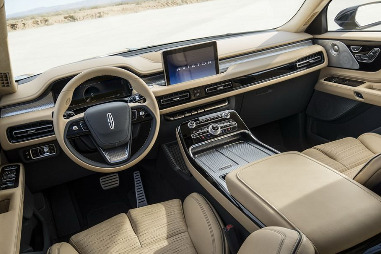 Mở cửa xe, bạn sẽ ngay lập tức cảm nhận được độ sang trọng và cao cấp từ khoang cabin, đặc biệt là trên phiên bản cao cấp nhất – Black Label. Tất cả mọi thứ bạn có bên trong khoang lái là bề mặt bọc da, gỗ, kim loại và các điểm nhấn màu đen bóng trong khi phần ghế được giới thiệu đem lại cảm giác thoải mái và tư thế ngồi khoa học nhất trong phân khúc. 