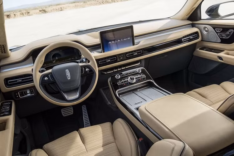 Mở cửa xe, bạn sẽ ngay lập tức cảm nhận được độ sang trọng và cao cấp từ khoang cabin, đặc biệt là trên phiên bản cao cấp nhất – Black Label. Tất cả mọi thứ bạn có bên trong khoang lái là bề mặt bọc da, gỗ, kim loại và các điểm nhấn màu đen bóng trong khi phần ghế được giới thiệu đem lại cảm giác thoải mái và tư thế ngồi khoa học nhất trong phân khúc. 