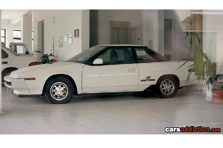 Đại lý ôtô Subaru này tọa lạc tại thị trấn Mosta của Cộng hòa Malta - một quốc đảo ở khu vực Nam Âu - và đã bị bỏ hoang từ giữa thập niên '90. Bên trong đại lý này vẫn trưng bày hàng loạt chiếc ôtô Subaru ra đời từ mấy chục năm trước. Đã có không ít người tò mò tìm đến đại lý xe Subaru bỏ hoang này để quay video và chụp ảnh. Nhờ đó, chúng ta có thể biết được đại lý này có những chiếc xe như Subaru thế hệ đầu tiên.