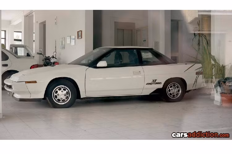 Đại lý ôtô Subaru này tọa lạc tại thị trấn Mosta của Cộng hòa Malta - một quốc đảo ở khu vực Nam Âu - và đã bị bỏ hoang từ giữa thập niên '90. Bên trong đại lý này vẫn trưng bày hàng loạt chiếc ôtô Subaru ra đời từ mấy chục năm trước. Đã có không ít người tò mò tìm đến đại lý xe Subaru bỏ hoang này để quay video và chụp ảnh. Nhờ đó, chúng ta có thể biết được đại lý này có những chiếc xe như Subaru thế hệ đầu tiên.