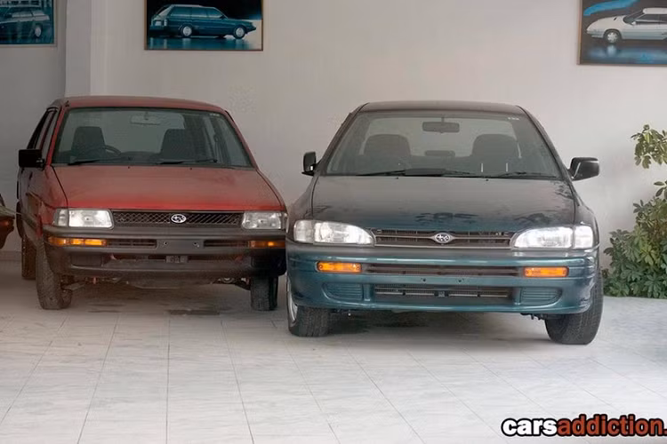 Ngoài ra, bên trong đại lý bị bỏ hoang này còn có những chiếc xe kei car đặc trưng của Nhật Bản. Trên tường là những tấm poster quảng cáo xe khiến ai nhìn cũng cảm thấy hoài niệm.