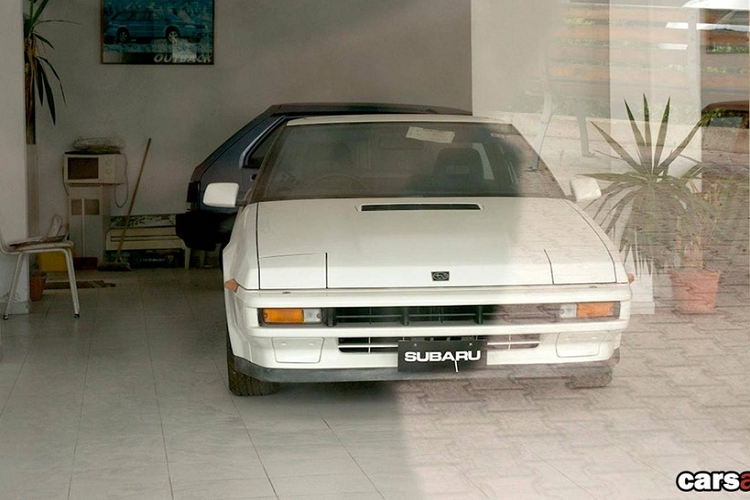 Theo một số tin đồn, đây từng là đại lý ôtô duy nhất trên quốc đảo nhỏ bé này. Sau khi một đối thủ có nguồn vốn lớn hơn mở đại lý ôtô mới tại Cộng hòa Maltan, nơi này bị bỏ hoang. Không ít người đam mê thương hiệu Subaru nói riêng và ôtô Nhật Bản nói chung đã ngỏ ý mua lại những chiếc xe trong đại lý. Tuy nhiên, chủ nhân của đại lý này từ chối bán xe cho bất kỳ ai.