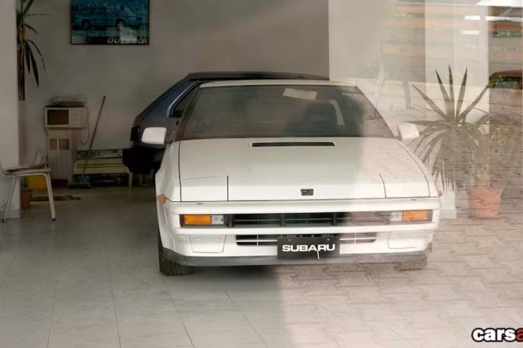 Theo một số tin đồn, đây từng là đại lý ôtô duy nhất trên quốc đảo nhỏ bé này. Sau khi một đối thủ có nguồn vốn lớn hơn mở đại lý ôtô mới tại Cộng hòa Maltan, nơi này bị bỏ hoang. Không ít người đam mê thương hiệu Subaru nói riêng và ôtô Nhật Bản nói chung đã ngỏ ý mua lại những chiếc xe trong đại lý. Tuy nhiên, chủ nhân của đại lý này từ chối bán xe cho bất kỳ ai.