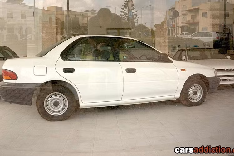 Tiếp đến là một chiếc Subaru Legacy màu đỏ đậm, có vẻ là xe đã qua sử dụng. Thêm vào đó là sự hiện diện của một chiếc Volkswagen Beetle màu đỏ bị mất một số bộ phận ngoại thất.