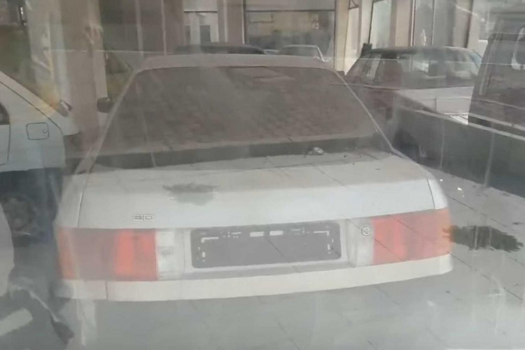 Được biết, những chiếc ôtô nằm trong đại lý chưa từng có cơ hội lăn bánh trên đường nên vẫn còn mới nguyên. Tuy nằm trong đại lý ôtô bỏ hoang này suốt 25 năm nhưng những chiếc ôtô lại trông vẫn khá mới và lốp không hề bị hết hơi. Nguyên nhân là do chủ sở hữu của đại lý ôtô này sống ngay bên đường và vẫn sang để bảo dưỡng xe.