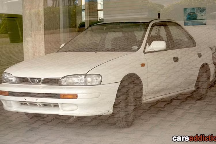 Trong vài năm trở lại đây, hình ảnh những chiếc ôtô, từ bình dân cho đến hạng sang và siêu xe, bị bỏ rơi đã không còn hiếm gặp. Thế nhưng, việc cả một đại lý ô tô bị bỏ hoang lại là chuyện mà bạn không thể thường xuyên chứng kiến. Đại lý ôtô Subaru trong bái viết này là một ví dụ.