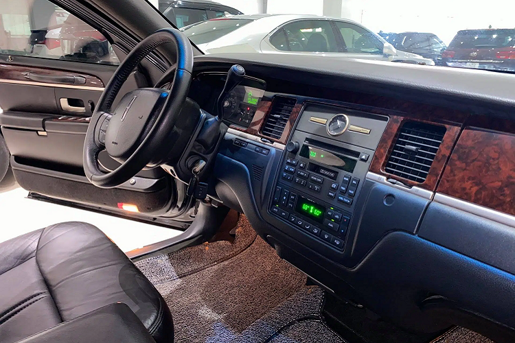 Bên trong chiếc Lincoln Town Car Limousine được chia làm 2 khoang ngăn cách người lái và hành khách. Đặc biệt nhất là khoang hành khách có sức chứa lên tới 9 người. Hàng ghế da 10 năm tuổi có vẻ được bảo dưỡng khá kỹ lưỡng. Hệ thống quầy bar trên chiếc Lincoln Town Car Limousine vẫn cho cảm quan tốt về chất lượng.