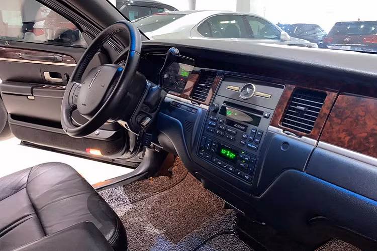 Bên trong chiếc Lincoln Town Car Limousine được chia làm 2 khoang ngăn cách người lái và hành khách. Đặc biệt nhất là khoang hành khách có sức chứa lên tới 9 người. Hàng ghế da 10 năm tuổi có vẻ được bảo dưỡng khá kỹ lưỡng. Hệ thống quầy bar trên chiếc Lincoln Town Car Limousine vẫn cho cảm quan tốt về chất lượng.