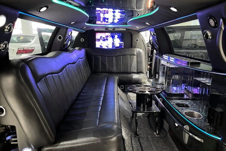 Với chiều dài lên tới 8,5m, Lincoln Town Car Limousine dễ dàng "nuốt chửng" những mẫu xe đầu bảng như Mercedes-Benz S-Class, BMW 7-Series hay Audi A8L. Tuy vậy, với chiều dài quá khổ, việc di chuyển một chiếc Lincoln Town Car Limousine chạy trong phố sẽ gặp khá nhiều khó khăn bởi mật độ tham gia giao thông dày đặc tại Việt Nam. Xe sở hữu khối động cơ V8, dung tích 4.6L giúp sản sinh công suất 239 mã lực và mô-men xoắn cực đại 389Nm tại tua máy 4.000 vòng/phút.