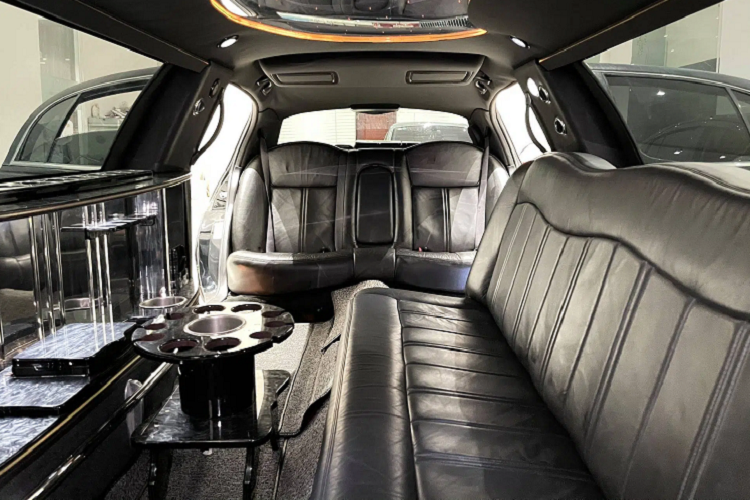 Toàn bộ trần xe được thiết kế bằng gỗ và da, kết hợp những dải LED chạy chìm và bóng đèn đủ màu sắc. Xe được trang bị màn hình kích thước lớn gắn trên vách ngăn với khoang lái, đi kèm với dàn âm thanh đầu ra thương hiệu JBL.