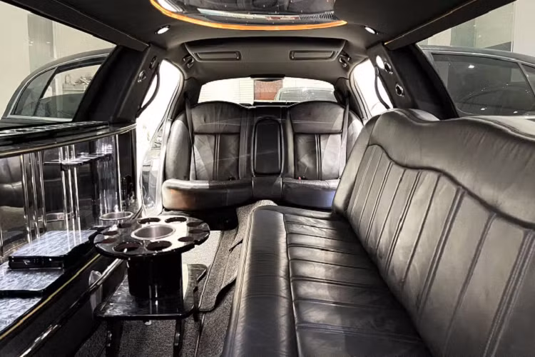 Toàn bộ trần xe được thiết kế bằng gỗ và da, kết hợp những dải LED chạy chìm và bóng đèn đủ màu sắc. Xe được trang bị màn hình kích thước lớn gắn trên vách ngăn với khoang lái, đi kèm với dàn âm thanh đầu ra thương hiệu JBL.