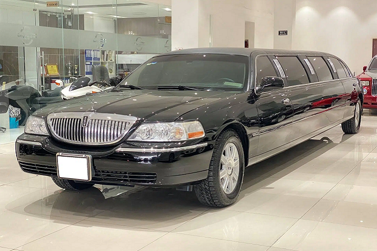 Giá xe Lincoln Town Car Limousine 2011 đang được chào bán 2,6 tỷ đồng, rẻ hơn 129 triệu so với mẫu BMW 530i thế hệ mới. Với những đại gia có ý muốn sưu tầm các mẫu xe hiếm và khác biệt, đây sẽ là một lựa chọn đáng cân nhắc. Thời điểm 2015, một số đại lý có dịch vụ cho thuê Lincoln Town Car Limousine nhằm phục vụ những sự kiện lớn. Chi phí cho mỗi lần thuê xe thường tốn từ 15-20 triệu đồng.