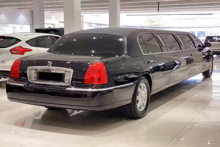 Chiếc Lincoln Town Car Limousine đời 2011 này đăng ký lần đầu năm 2012. Hiện tại, mức ODO của xe vẫn chưa được công bố. Lớp sơn đen còn rất mới và những chi tiết mạ chrome còn sáng. Chóa đèn trước/sau của xe vẫn trong sau 9 năm sản xuất.