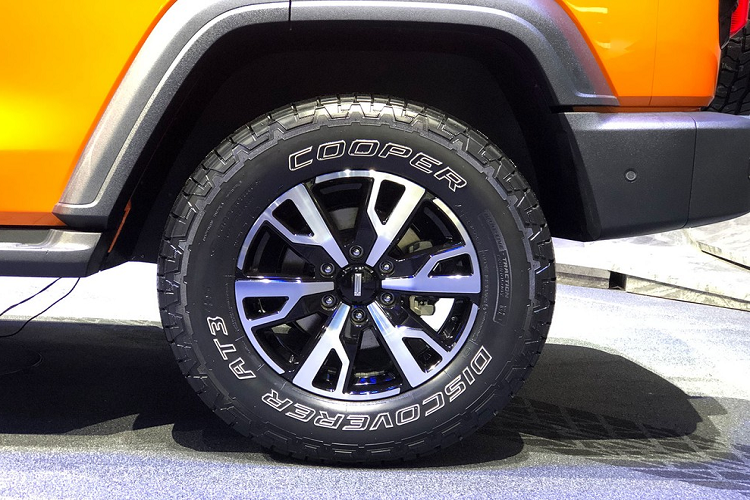 Vòng ra phía sau, chúng ta có thể bắt gặp cụm đèn hậu nằm dọc và lốp dự phòng trên cửa cốp. Cản sau của xe cũng được thiết kế vuông vắn và đơn giản như phía trước. Hiện thông số kích thước của WEY Tank 300 vẫn chưa được hé lộ. Tuy nhiên, khi nhìn bên sườn xe, nhiều người dự đoán WEY Tank 300 thuộc phân khúc SUV cỡ C chứ không phải cỡ lớn. Bên trong WEY Tank 300 là không gian nội thất phối 2 màu hiện đại và cá tính. Trái ngược với ngoại thất, nội thất của WEY Tank 300 lại không giống Ford Bronco. 