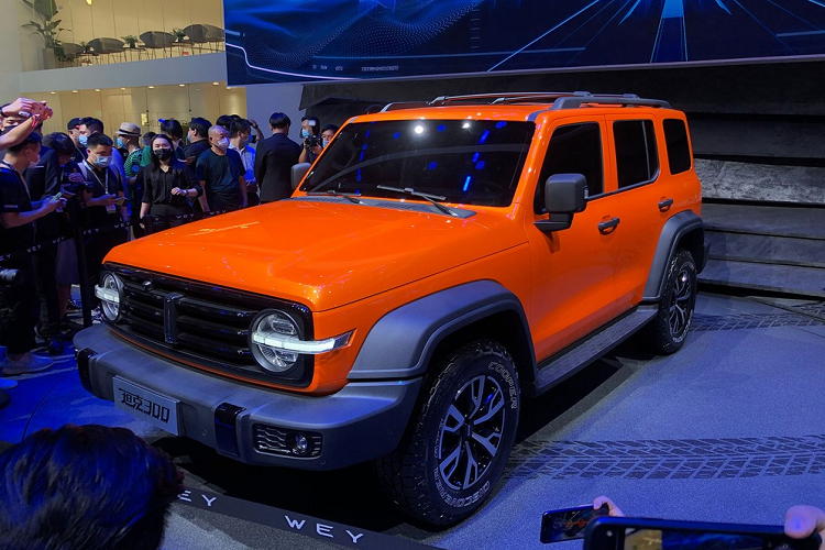 Cản trước của WEY Tank 300 được sơn màu tương phản với thân xe đồng thời nối liền với hốc bánh bên sườn, mang đến vẻ hầm hố cho mẫu SUV Trung Quốc này. Tương tự Ford Bronco 2021, WEY Tank 300 cũng sở hữu thiết kế thân xe vuông vắn và đậm phong cách off-road.