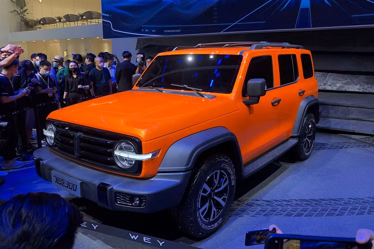 Cản trước của WEY Tank 300 được sơn màu tương phản với thân xe đồng thời nối liền với hốc bánh bên sườn, mang đến vẻ hầm hố cho mẫu SUV Trung Quốc này. Tương tự Ford Bronco 2021, WEY Tank 300 cũng sở hữu thiết kế thân xe vuông vắn và đậm phong cách off-road.