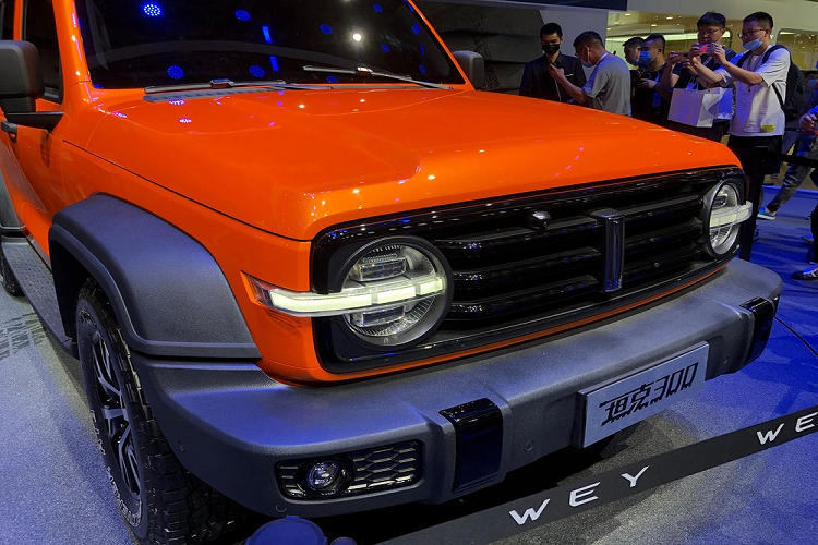 Theo đó, trên đầu xe của WEY Tank 300 đời mới cũng có lưới tản nhiệt cao và thẳng đứng cùng cụm đèn pha tròn trịa theo phong cách cổ điển. Cụm đèn pha được chia đôi bằng dải đèn LED nằm ngang kéo dài ra ngoài, trái ngược với Ford Bronco mới. Nhiều người cho rằng hãng WEY đã dựa trên những hình ảnh rò rỉ của Ford Bronco 2021 từ hồi tháng 12 năm ngoái để thiết kế Tank 300.