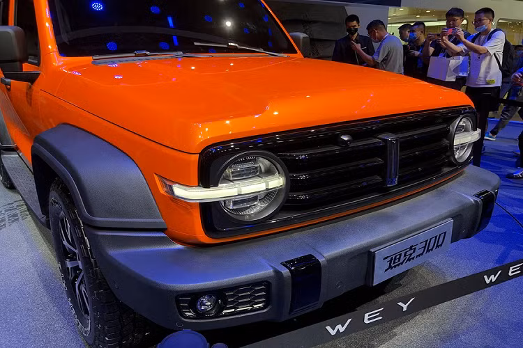 Theo đó, trên đầu xe của WEY Tank 300 đời mới cũng có lưới tản nhiệt cao và thẳng đứng cùng cụm đèn pha tròn trịa theo phong cách cổ điển. Cụm đèn pha được chia đôi bằng dải đèn LED nằm ngang kéo dài ra ngoài, trái ngược với Ford Bronco mới. Nhiều người cho rằng hãng WEY đã dựa trên những hình ảnh rò rỉ của Ford Bronco 2021 từ hồi tháng 12 năm ngoái để thiết kế Tank 300.